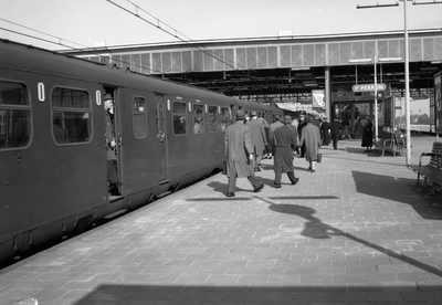 837196 Gezicht op het perron van het N.S.-station Leiden te Leiden. Langs het perron staat een electrisch treinstel ...